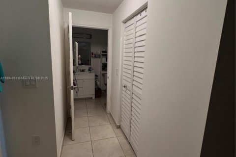 Condominio en alquiler en Doral, Florida, 2 dormitorios, 84.54 m2 № 1947991 - foto 11
