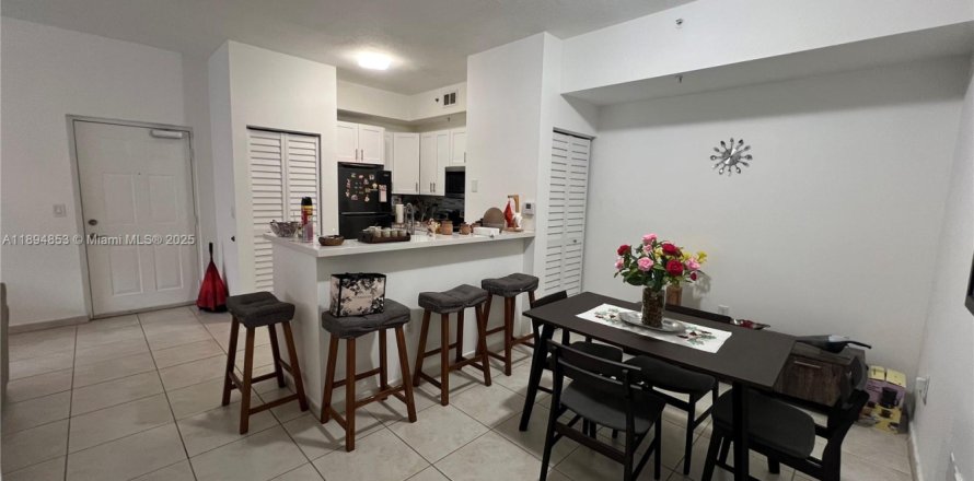 Condominio en Doral, Florida, 2 dormitorios № 1947991