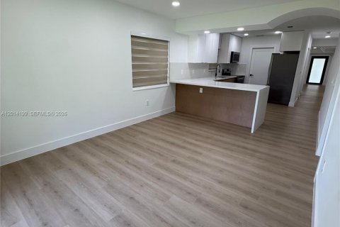 House in Miami, Florida 3 bedrooms, 134.71 sq.m. № 2076511 - photo 5