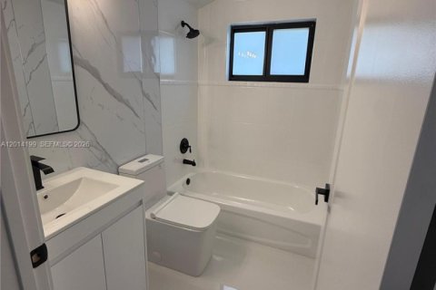House in Miami, Florida 3 bedrooms, 134.71 sq.m. № 2076511 - photo 14