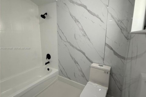 House in Miami, Florida 3 bedrooms, 134.71 sq.m. № 2076511 - photo 20