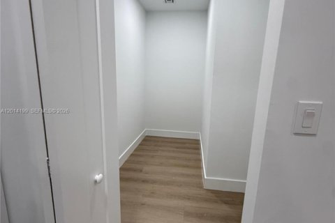 House in Miami, Florida 3 bedrooms, 134.71 sq.m. № 2076511 - photo 17