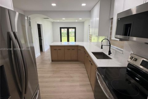 House in Miami, Florida 3 bedrooms, 134.71 sq.m. № 2076511 - photo 9