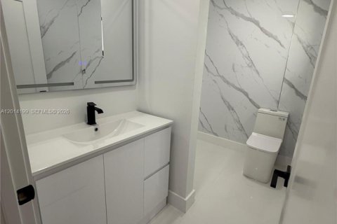 House in Miami, Florida 3 bedrooms, 134.71 sq.m. № 2076511 - photo 19