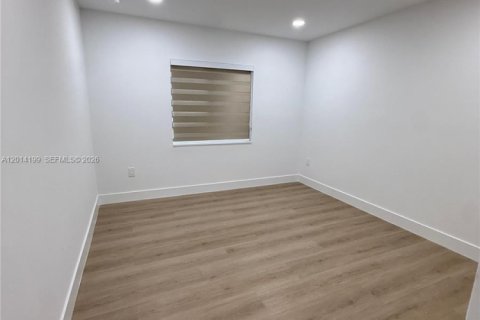 House in Miami, Florida 3 bedrooms, 134.71 sq.m. № 2076511 - photo 13