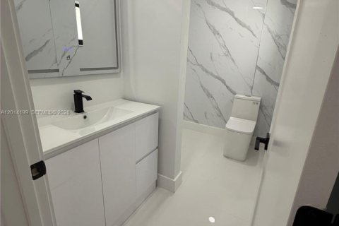 House in Miami, Florida 3 bedrooms, 134.71 sq.m. № 2076511 - photo 18