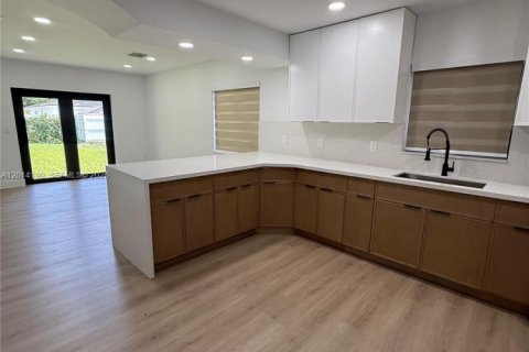 House in Miami, Florida 3 bedrooms, 134.71 sq.m. № 2076511 - photo 6