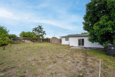 House in Lauderdale Lakes, Florida 4 bedrooms, 151.43 sq.m. № 1741376 - photo 29