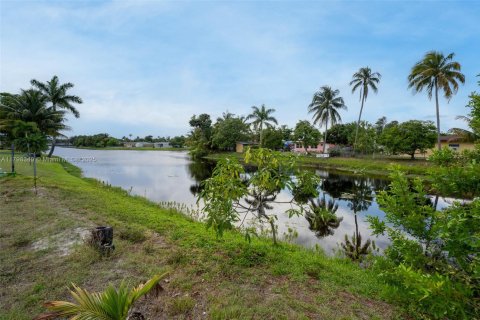 House in Lauderdale Lakes, Florida 4 bedrooms, 151.43 sq.m. № 1741376 - photo 27