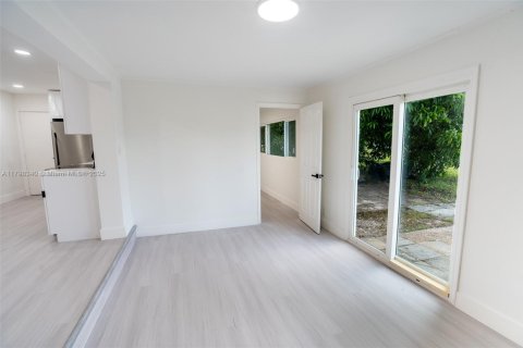 House in Lauderdale Lakes, Florida 4 bedrooms, 151.43 sq.m. № 1741376 - photo 12