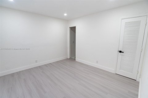 House in Lauderdale Lakes, Florida 4 bedrooms, 151.43 sq.m. № 1741376 - photo 20