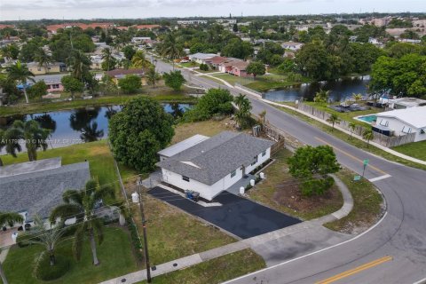 House in Lauderdale Lakes, Florida 4 bedrooms, 151.43 sq.m. № 1741376 - photo 2