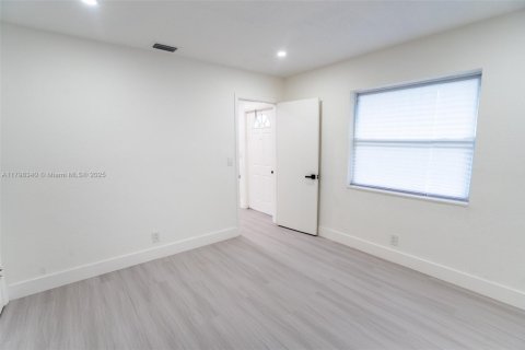 House in Lauderdale Lakes, Florida 4 bedrooms, 151.43 sq.m. № 1741376 - photo 21