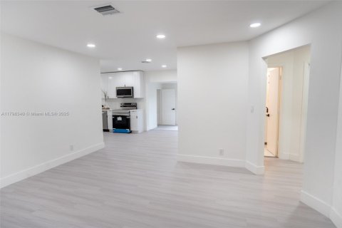 House in Lauderdale Lakes, Florida 4 bedrooms, 151.43 sq.m. № 1741376 - photo 7