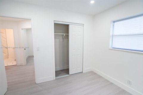 House in Lauderdale Lakes, Florida 4 bedrooms, 151.43 sq.m. № 1741376 - photo 19