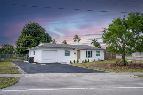 House in Lauderdale Lakes, Florida 4 bedrooms, 151.43 sq.m. № 1741376 - photo 1