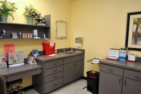 Propiedad comercial en alquiler en New Port Richey, Florida, 229.47 m2 № 1885949 - foto 12