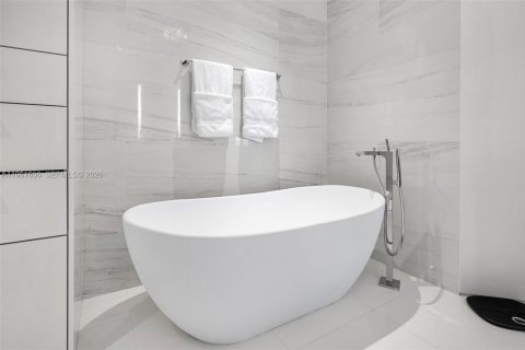 Condominio en venta en Miami Beach, Florida, 4 dormitorios, 345.32 m2 № 2024620 - foto 20