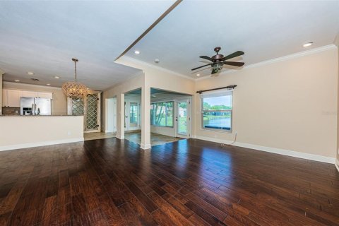 Condo in Saint Petersburg, Florida, 3 bedrooms № 1909091 - photo 6