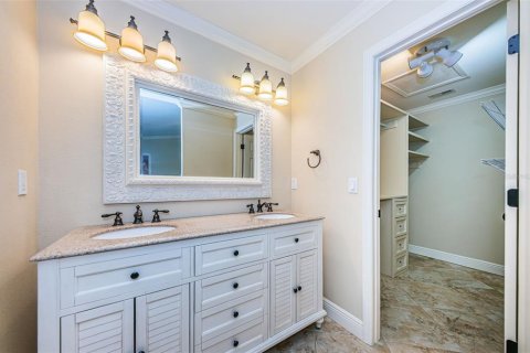 Condo in Saint Petersburg, Florida, 3 bedrooms № 1909091 - photo 13