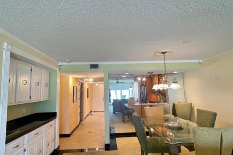 Condo in Belleair Beach, Florida, 2 bedrooms  № 1912226 - photo 15