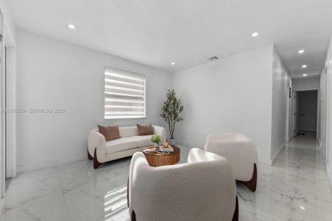 Casa en venta en Hialeah, Florida, 3 dormitorios, 143.81 m2 № 2045343 - foto 10