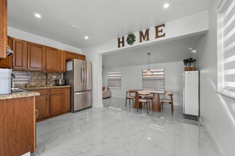 Casa en venta en Hialeah, Florida, 3 dormitorios, 143.81 m2 № 2045343 - foto 11