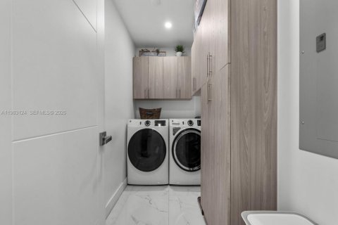 Casa en venta en Hialeah, Florida, 3 dormitorios, 143.81 m2 № 2045343 - foto 19