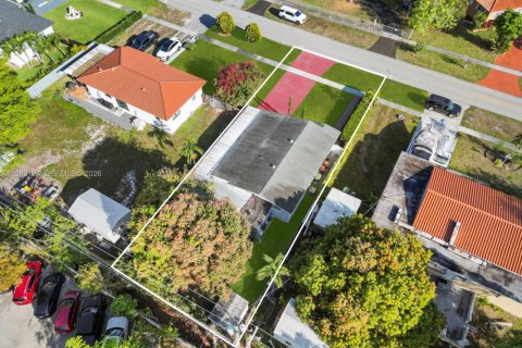 Casa en venta en Hialeah, Florida, 3 dormitorios, 143.81 m2 № 2045343 - foto 7