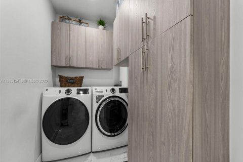 Casa en venta en Hialeah, Florida, 3 dormitorios, 143.81 m2 № 2045343 - foto 20