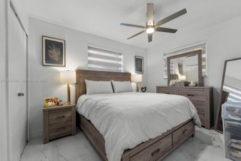 Casa en venta en Hialeah, Florida, 3 dormitorios, 143.81 m2 № 2045343 - foto 25