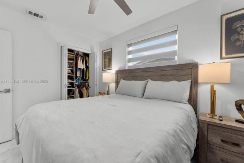 Casa en venta en Hialeah, Florida, 3 dormitorios, 143.81 m2 № 2045343 - foto 26