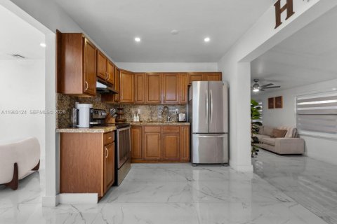 Casa en venta en Hialeah, Florida, 3 dormitorios, 143.81 m2 № 2045343 - foto 12