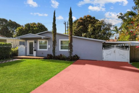 Casa en venta en Hialeah, Florida, 3 dormitorios, 143.81 m2 № 2045343 - foto 3