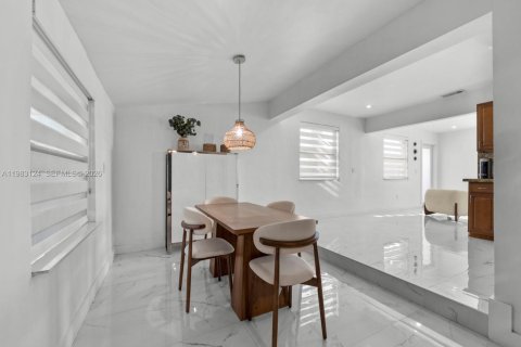Casa en venta en Hialeah, Florida, 3 dormitorios, 143.81 m2 № 2045343 - foto 18