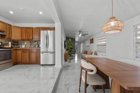 Casa en venta en Hialeah, Florida, 3 dormitorios, 143.81 m2 № 2045343 - foto 13
