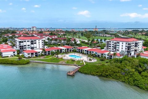 Condominio en Saint Petersburg, Florida, 2 dormitorios № 2200096