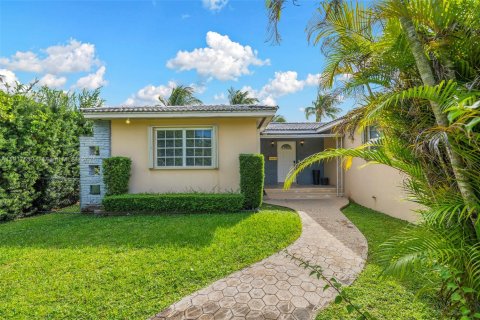 Купить виллу или дом в Майами-Бич, Флорида 2 спальни, 163.79м2, № 1973159 - фото 9