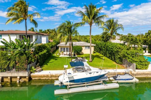 Купить виллу или дом в Майами-Бич, Флорида 2 спальни, 163.79м2, № 1973159 - фото 1