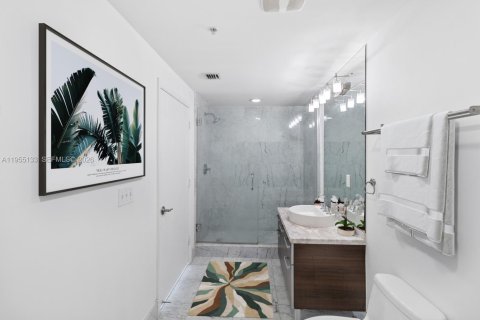 Condominio en venta en Miami, Florida, 1 dormitorio, 74.88 m2 № 2011960 - foto 12