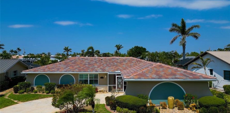 House in Punta Gorda, Florida 3 bedrooms, 169.27 sq.m. № 1717781