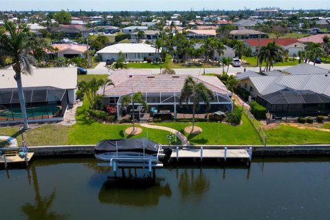 House in Punta Gorda, Florida 3 bedrooms, 169.27 sq.m. № 1717781 - photo 4