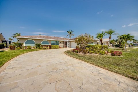 House in Punta Gorda, Florida 3 bedrooms, 169.27 sq.m. № 1717781 - photo 2