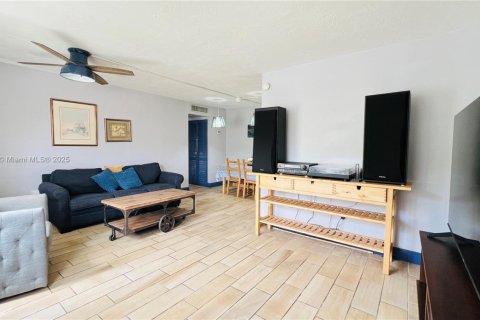 Condominio en venta en Miami Beach, Florida, 1 dormitorio, 59.46 m2 № 1944783 - foto 2