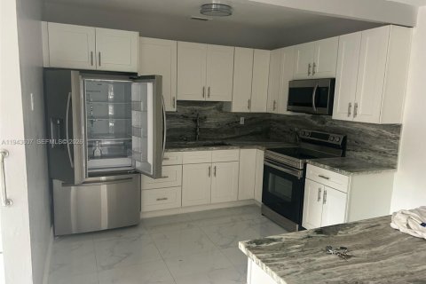 House in Miami Gardens, Florida 7 bedrooms, 253.07 sq.m. № 2000245