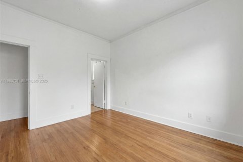 House in Miami, Florida 2 bedrooms, 125.79 sq.m. № 2043942 - photo 11