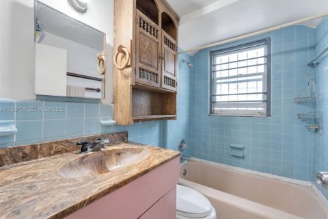 House in Miami, Florida 2 bedrooms, 125.79 sq.m. № 2043942 - photo 6