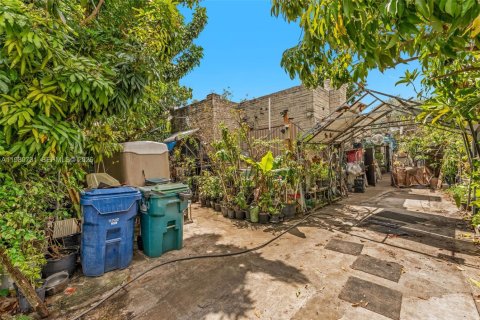 House in Miami, Florida 2 bedrooms, 125.79 sq.m. № 2043942 - photo 2