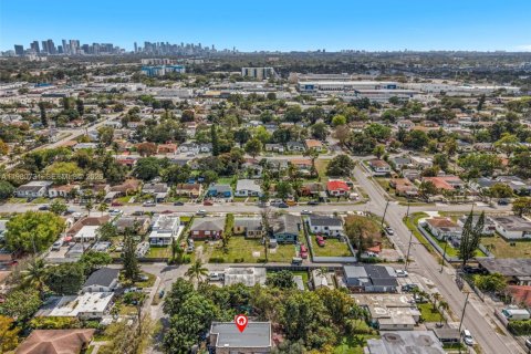 House in Miami, Florida 2 bedrooms, 125.79 sq.m. № 2043942 - photo 22