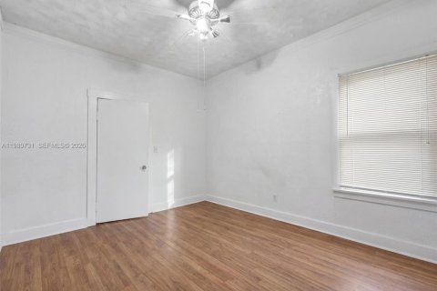 House in Miami, Florida 2 bedrooms, 125.79 sq.m. № 2043942 - photo 10